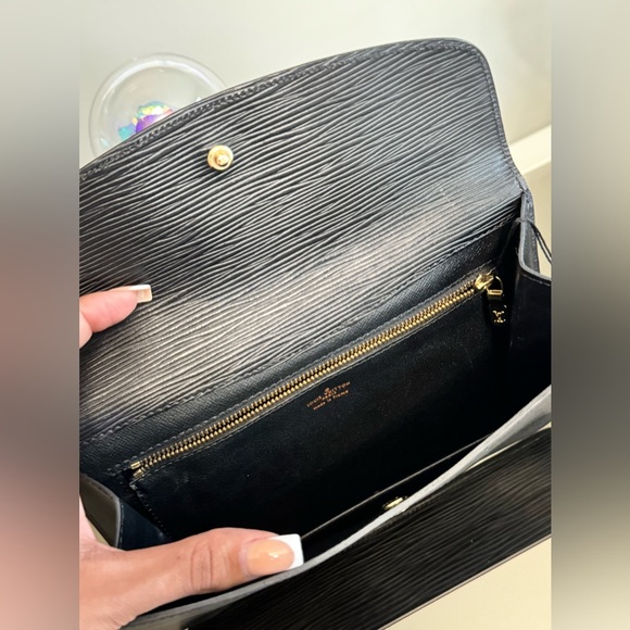 LOUIS VUITTON Epi Montaigne Clutch - Picture 3 of 10
